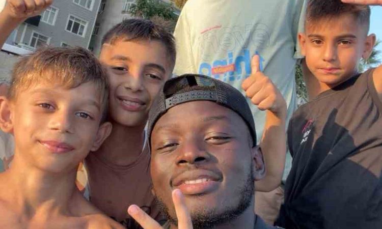 Kritik Açıklama: Samsunsporlu Mouandilmadji'ye çocuklardan danslı karşılama: Gelişmeler Takip Ediliyor