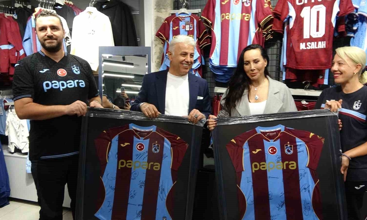 Kritik Açıklama: Sanatçı Asena Trabzon’a geldi sözünü tuttu: 61 forma aldı, hedefini tüm detaylarıyla paylaştı