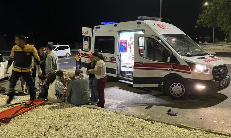 Kritik Açıklama: Şanlıurfa Karaköprü'de iki araç çarpıştı, 4 yaralı hastaneye kaldırıldı
