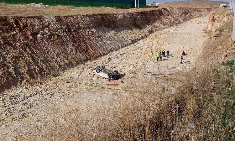 Kritik Açıklama: Şanlıurfa'da otomobil 15 metre yükseklikten çalışma yapılan yola uçtu, sürücü öldü - Son Daki