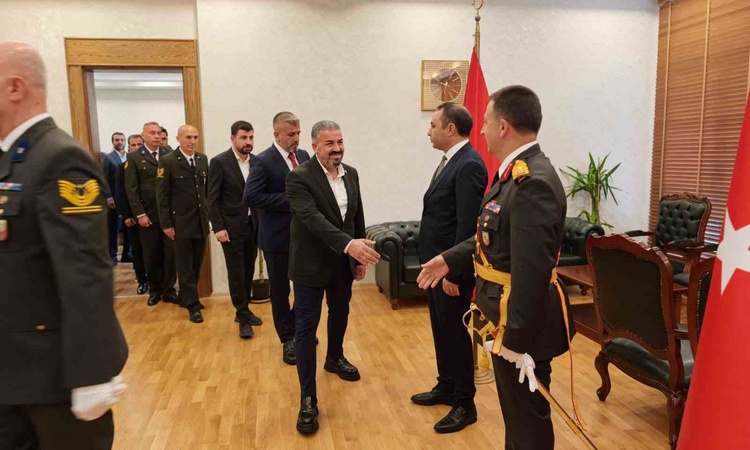Kritik Açıklama: Silopi'de 29 Ekim töreninde Kaymakam Partal ve Komutan Kaya tebrikleri kabul etti ve Merak Ed