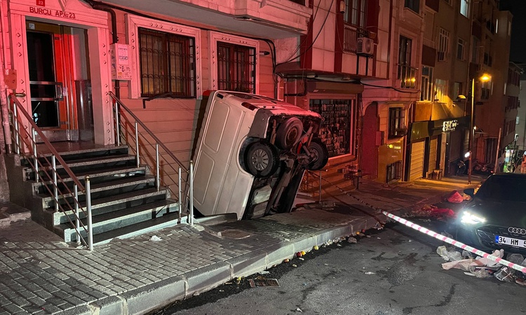 Kritik Açıklama: Şişli'de kontrolden çıkan panelvan apartman boşluğuna gerileme kaydetti, sürücü yaralandı