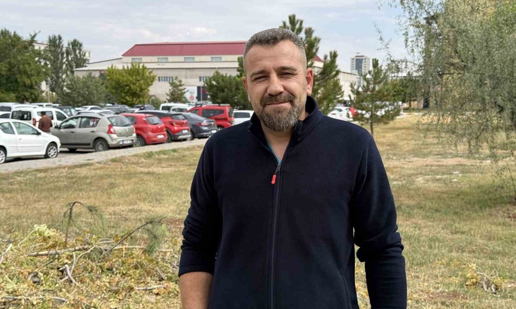 Kritik Açıklama: Sivas'ta vatandaş, bahçesinde çay içerken fark ettiği yılanı yakalayıp sevdi