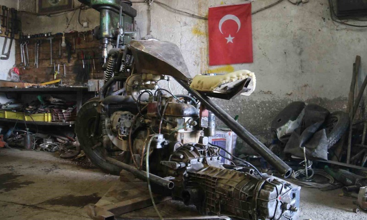 Kritik Açıklama: Sivas Ulaş'ta 22 yaşındaki genç, söktüğü otomobil motoruyla şov motosikleti yapıyor