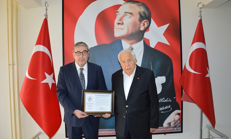 Kritik Açıklama: Sivrihisarlı iş insanı Fahri Keskin, iki dairesini öğrenci bursu için bağışladı