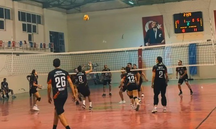 Kritik Açıklama: Söğüt'te Cumhuriyet'in 103. yılı etkinlikleri kapsamında voleybol turnuvası sona erdi ve Mera