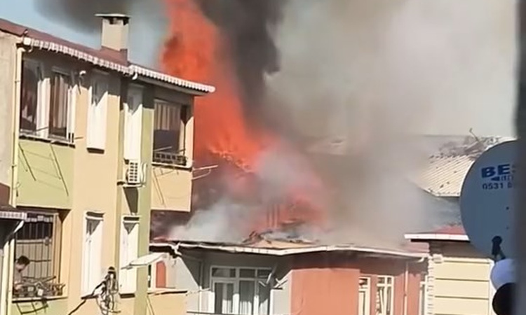 Kritik Açıklama: Sultanbeyli'de 3 katlı binanın çatısındaki yangın ölü ve yaralı olmadan söndürüldü - Son Daki