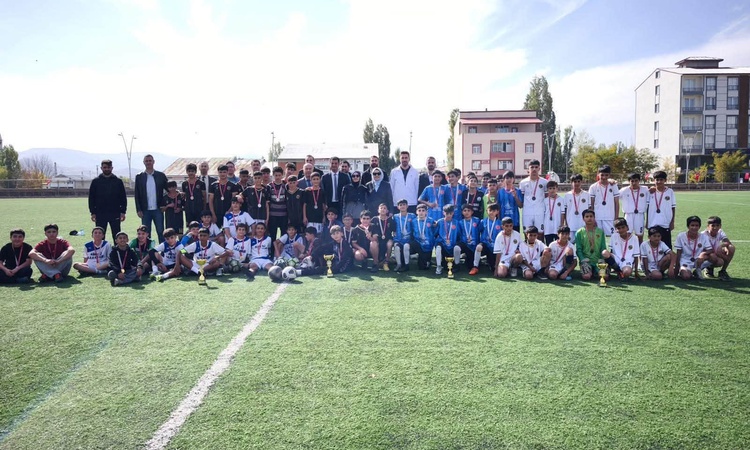 Kritik Açıklama: Taşlıçay'da Cumhuriyet Kupası'nı Yavuz Selim Ortaokulu 5-2'lik skorla kazandı ve Merak Edilen