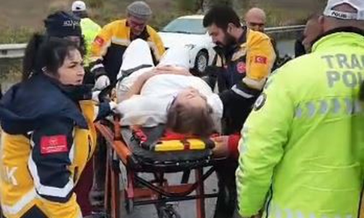 Kritik Açıklama: Tekirdağ'da otomobilde sıkışan kadın sürücüye yoldan geçen doktor ilk müdahale etti