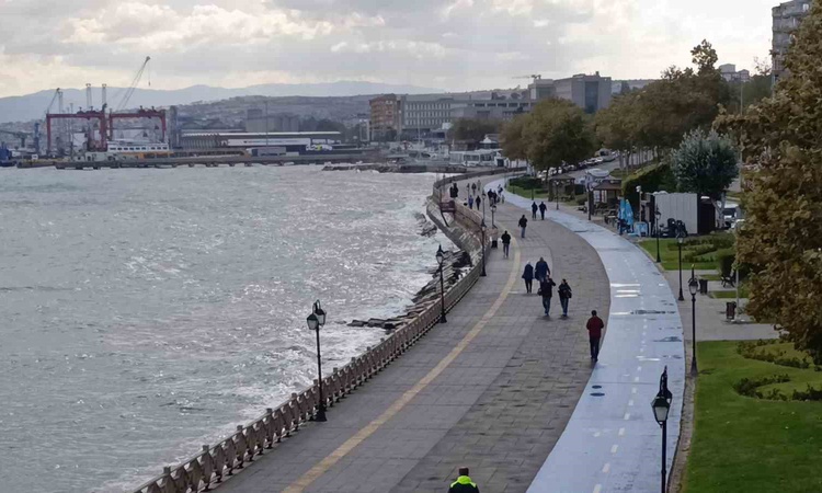 Kritik Açıklama: Tekirdağ Süleymanpaşa'da şiddetli poyraz saatte 40 kilometreye ulaştı - Son Dakika Bilgileri