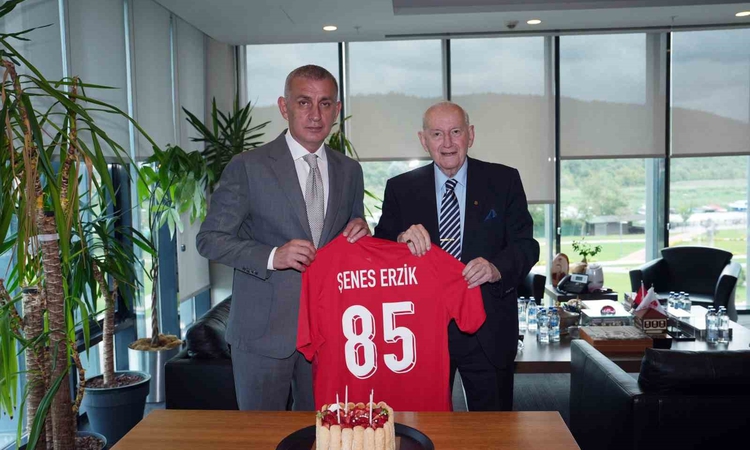 Kritik Açıklama: TFF Onursal Başkanı Şenes Erzik için doğum günü kutlaması düzenlendi ve Merak Edilenler