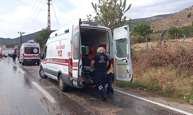 Kritik Açıklama: Tokat'ta iki kamyonetin çarpıştığı kazada 1 kişi yaralandı: Gelişmeler Takip Ediliyor