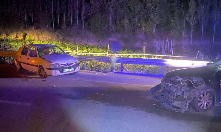 Kritik Açıklama: Tokat'ta iki otomobilin çarpıştığı kazada 6 kişi yaralanarak hastanelere kaldırıldı ve Merak