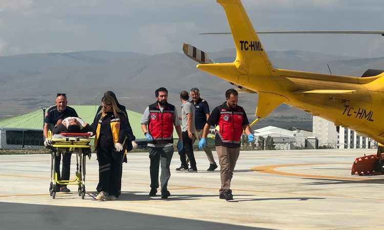 Kritik Açıklama: Traktör Devrildi: 19 Yaşındaki Genç Helikopterle Hastaneye: Gelişmeler Takip Ediliyor