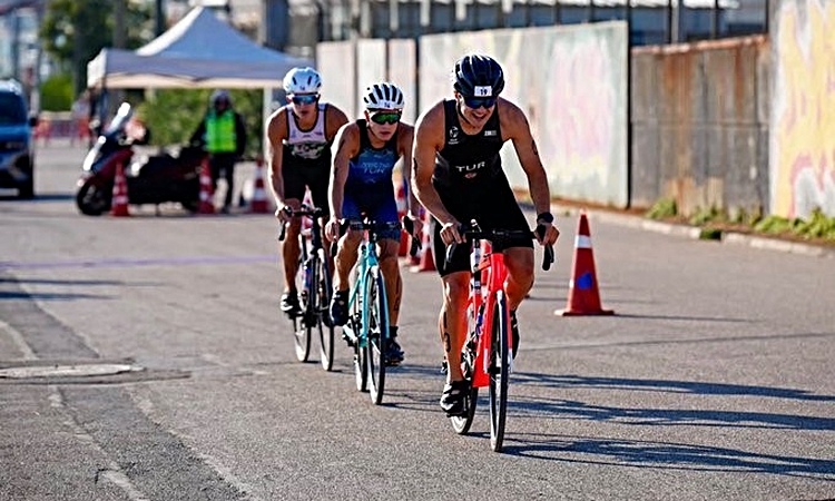 Kritik Açıklama: TSK Spor Gücü Triatlon Takımı, Mudanya finalinde elit ve yaş grubunda şampiyon oldu ve Merak