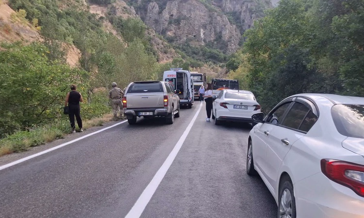 Kritik Açıklama: Tunceli'de 6. Tünel mevkisinde otomobil Pülümür Çayı'na gerileme kaydetti, 5 kişi yaralandı -