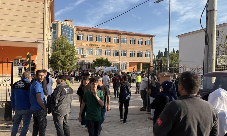Kritik Açıklama: Turgutlu'da okul önünde silahlı saldırıda 11 öğrenci yaralandı, 3'ü hayati tehlikede