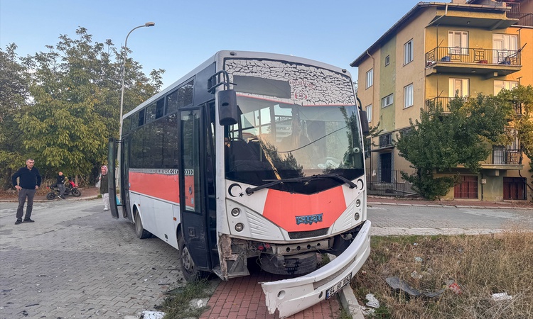 Kritik Açıklama: Uşak'ta yolcu midibüsü otomobille çarpıştı, 4'ü çocuk 7 kişi yaralandı