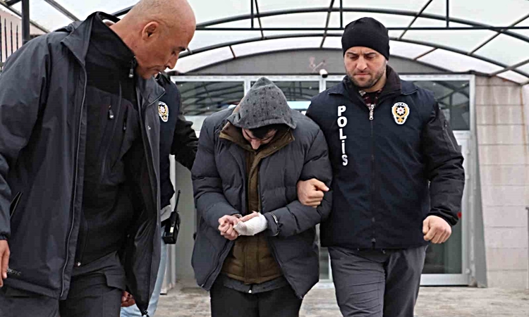 Kritik Açıklama: Üvey babasını bıçaklayarak öldüren sanık hakim karşısında - Son Dakika Bilgileri