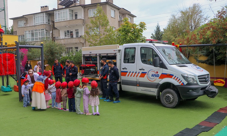 Kritik Açıklama: Van depremini yaşayan Van YYÜ öğrencileri anaokullarında tatbikat yaptı ve Merak Edilenler