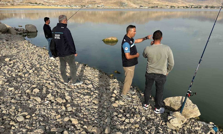 Kritik Açıklama: Van'da son bir ayda balıkçılık denetiminde 35 tekne ve 17 alabalık tesisi denetlendi ve Merak