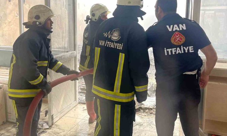 Kritik Açıklama: Van'da yıkımı süren Ferdi Sporlar Merkezi'nde çıkan yangın söndürüldü