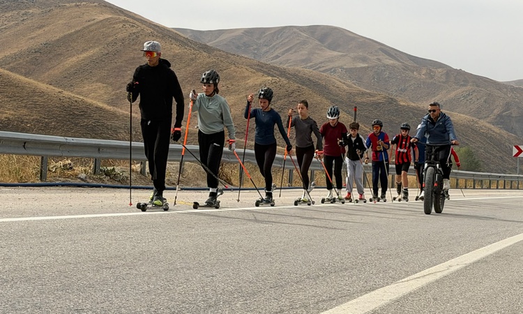 Kritik Açıklama: Yüksekova'da kayaklı koşu sporcuları, pist olmadığı için kara yolunda çalışıyor