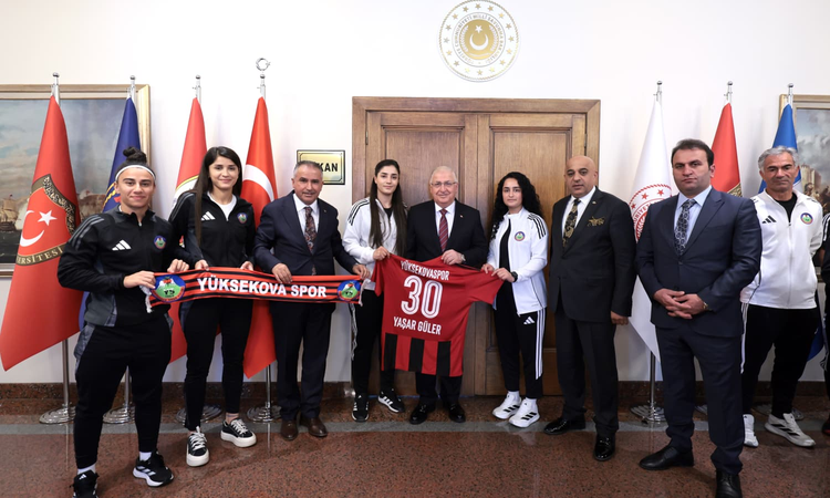 Kritik Açıklama: Yüksekova Spor Kadın Futbol Takımı, Bakan Güler'e MSB'de adı yazılı forma takdim etti