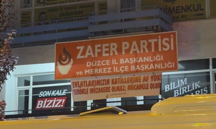 Kritik Açıklama: Zafer Partisi Düzce İl Başkanı Hülya Eroğlu hakkında “Terörle müzakere olmaz” pankartı nedeni