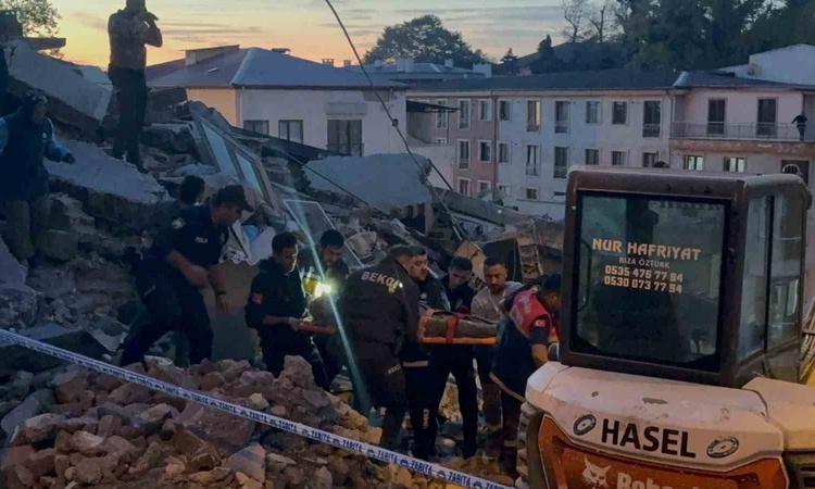 Kritik Açıklama: Zonguldak'ta 3 katlı bina çöktü, bir kişi kurtarıldı, diğeri enkaz altında kaldı: Gelişmeler