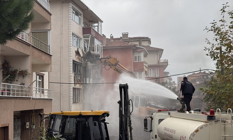 Kritik Açıklama: Zonguldak'ta çatlaklar nedeniyle boşaltılan 5 katlı binanın kontrollü yıkımı resmen start ald