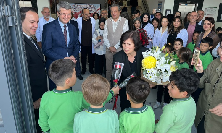 Kritik Açıklama: Zonguldak'ta emekli öğretmen Hülya Uzungüngör 40 yıl çalıştığı okuldan uğurlandı ve Merak Edi