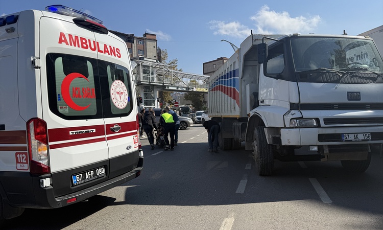 Kritik Açıklama: Zonguldak'ta kamyonla çarpışan motosiklet sürücüsü yaralanarak hastaneye kaldırıldı ve Merak