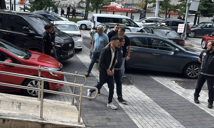 Kritik Açıklama: Zonguldak'ta ruhsatsız maden ocağındaki ölüme ilişkin gözaltına alınan 5 zanlı adliyede: Geli