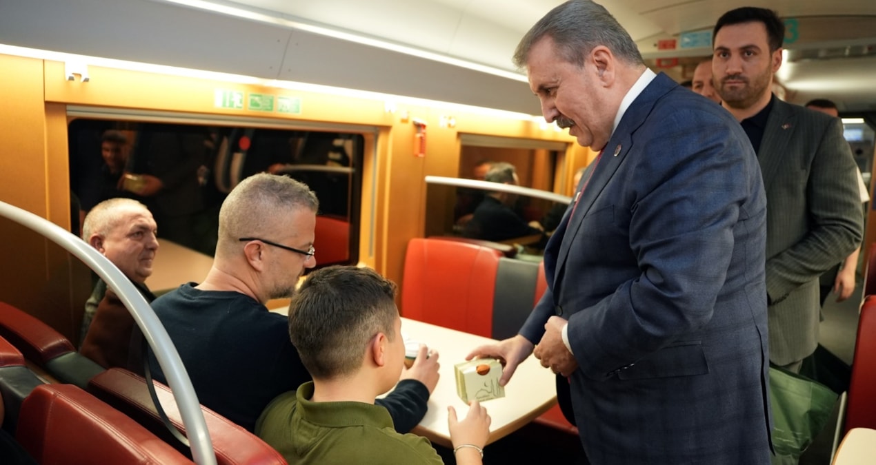 Sıcak Gündem: Küçük ortak trene bindi kandil simidi dağıttı - Son Dakika Haberleri - Son Dakika Bilgileri