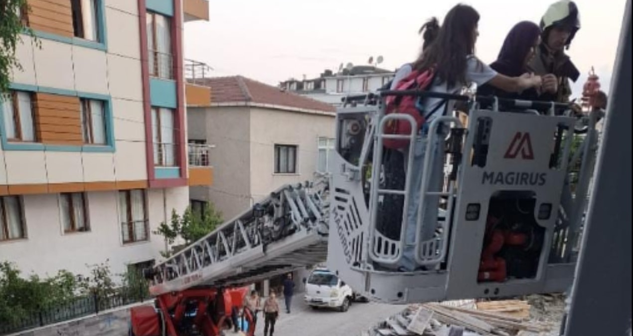 Collapse in the building garden in Küçükçekmece; Fire brigade rescued 29 people - Last Minute