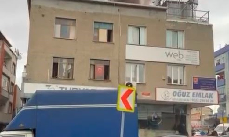 Küçükçekmece'de iki katlı binanın çatısındaki yangın hasarla söndürüldü | İşte Tüm Ayrıntılar