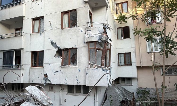 The building under demolition in Küçükçekmece leaned against the adjacent apartment building - Last Minute