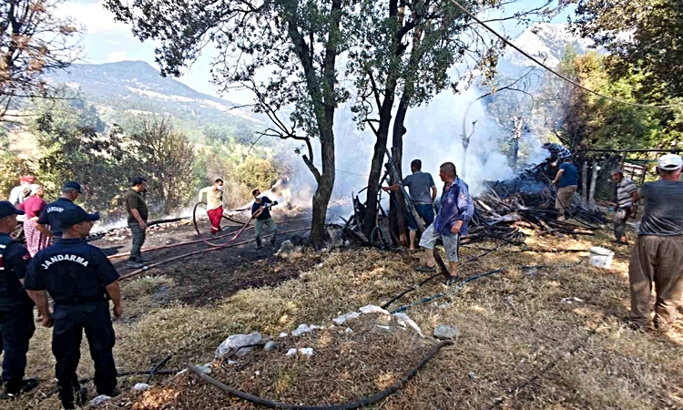 The flames that started in the woodshed in Kumluca spread to the garden of the empty house - Last Minute