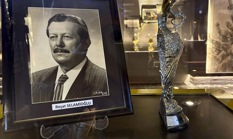 Ayrıntılar Netleşti: Bir kupa, iki şampiyon: 53 yıl önce ikiye bölünen kupanın yarısı Göztepe, yarısı Galatasa