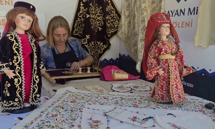 Kütahya’nın geleneksel kadın kıyafetleri sandıklardan çıkarılarak geleceğe taşınıyor ve Merak Edilenler