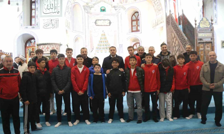 Kütahya'da okulların katıldığı sabah namazı etkinliği Ulu Camii'de yapıldı