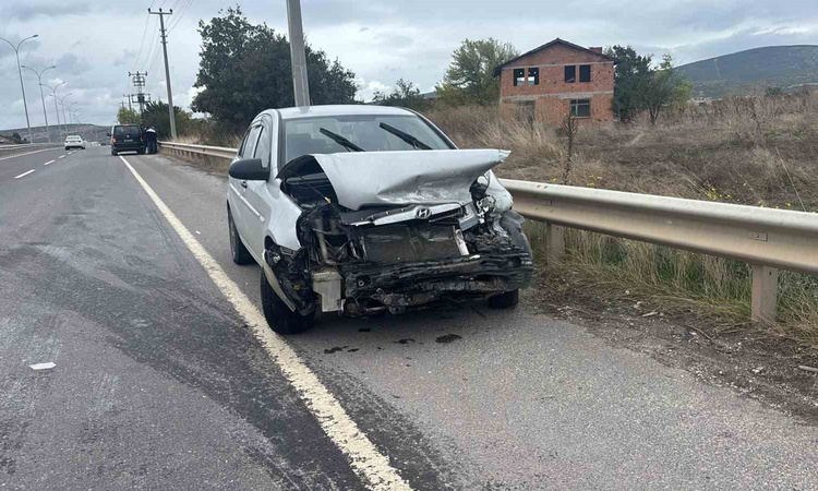 Kütahya Tavşanlı'da bariyerlere çarpan otomobilde 1 kişi yaralandı - Son Dakika Bilgileri