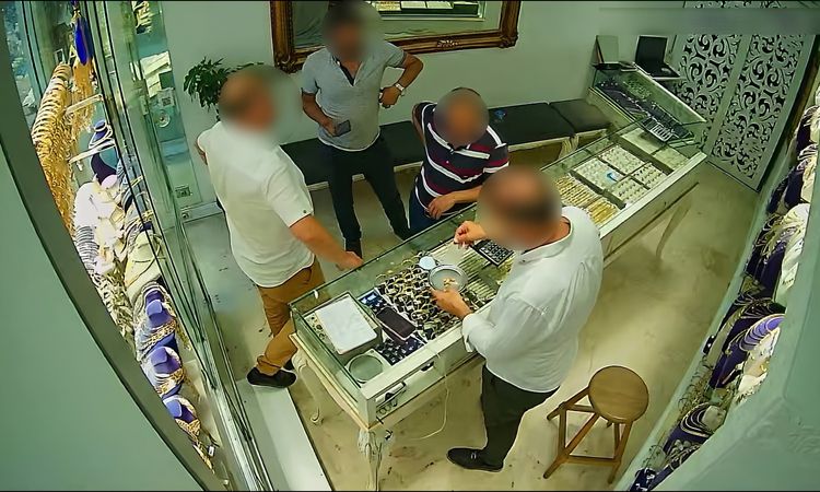 Four Suspects Face Arrest Warrants for Selling Fake Gold Teeth to Jewelers
