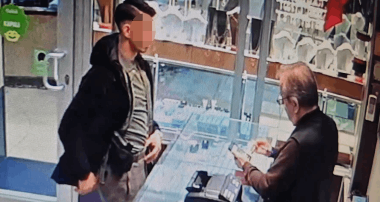 Kuyumcuya 'Jandarmayım' deyip silah gösterdi; altın ayırtıp kaçtı - Son Dakika Haberleri: Gelişmeler Takip Edi