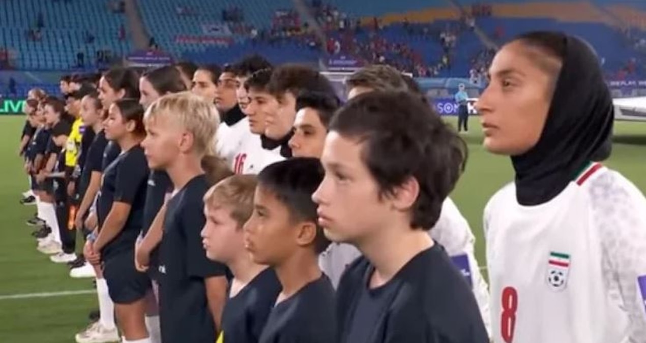 Kritik Açıklama: Maça çıkan İranlı kadın futbolculardan tüm dünyayı şoke eden hareket - En Son Haber - Son Dak