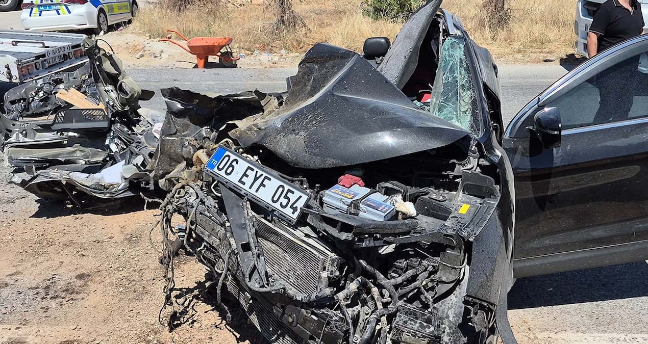 Terrible accident in Malatya: The car that hit the truck from behind turned into scrap - Breaking News