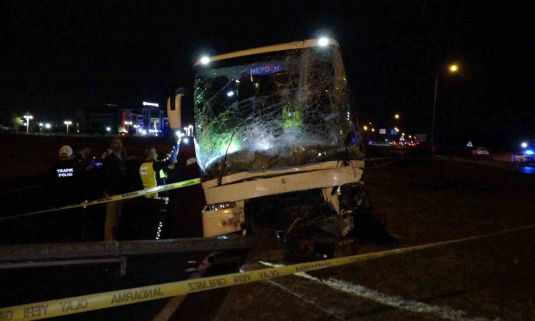 Malatya Yeşilyurt'ta otobüsle çarpışan hafif ticari araçtaki 2 kişi öldü, 3 yaralandı | İşte Tüm Ayrıntılar