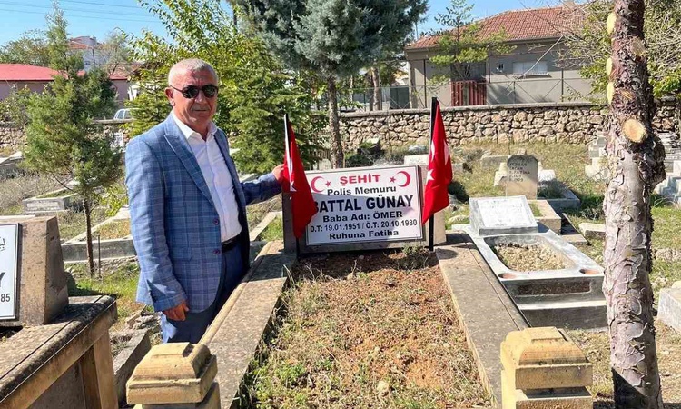 Malatyalı şehit polis Battal Günay kabri başında dualarla anıldı: Gelişmeler Takip Ediliyor
