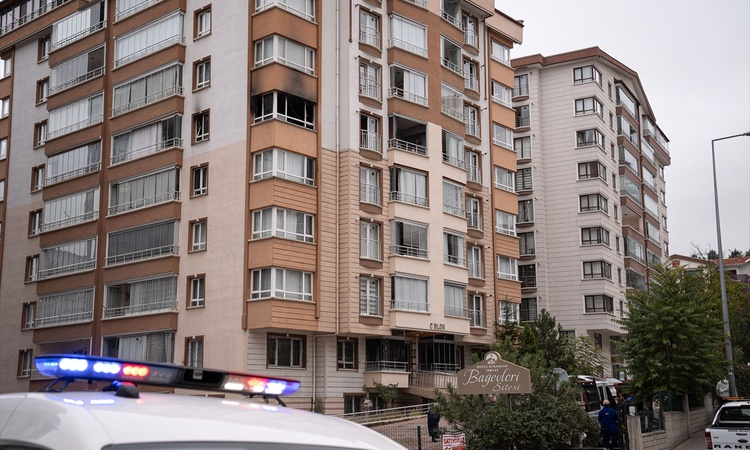Mamak'ta apartman yangınında mahsur kalan anneyi ve oğlunu itfaiye kurtardı: Gelişmeler Takip Ediliyor